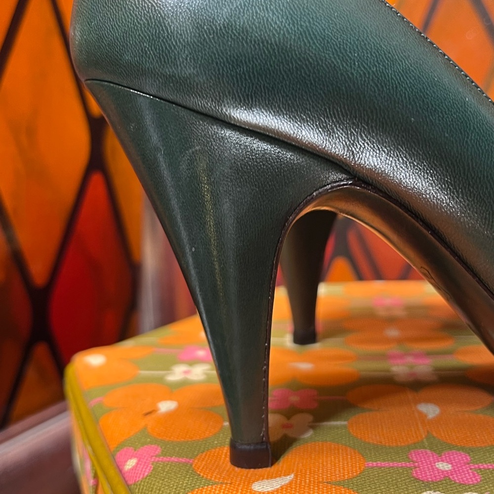 Vintage 1980’s Bruno Magli Size 8 Green Leather Heels with Croc Bow - Picture 5 of 17